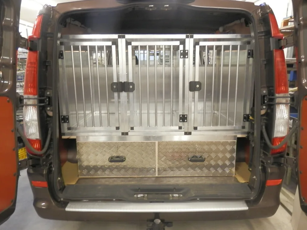 Dreifache Hundebox mit Schublade aus Riffelblech