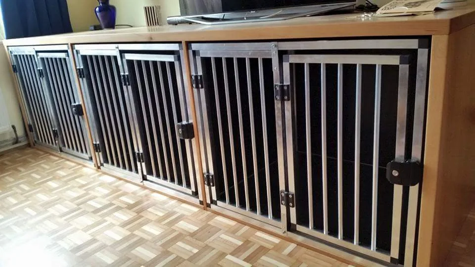Reihe maßgefertigter Hundeboxen mit Ablageflächen