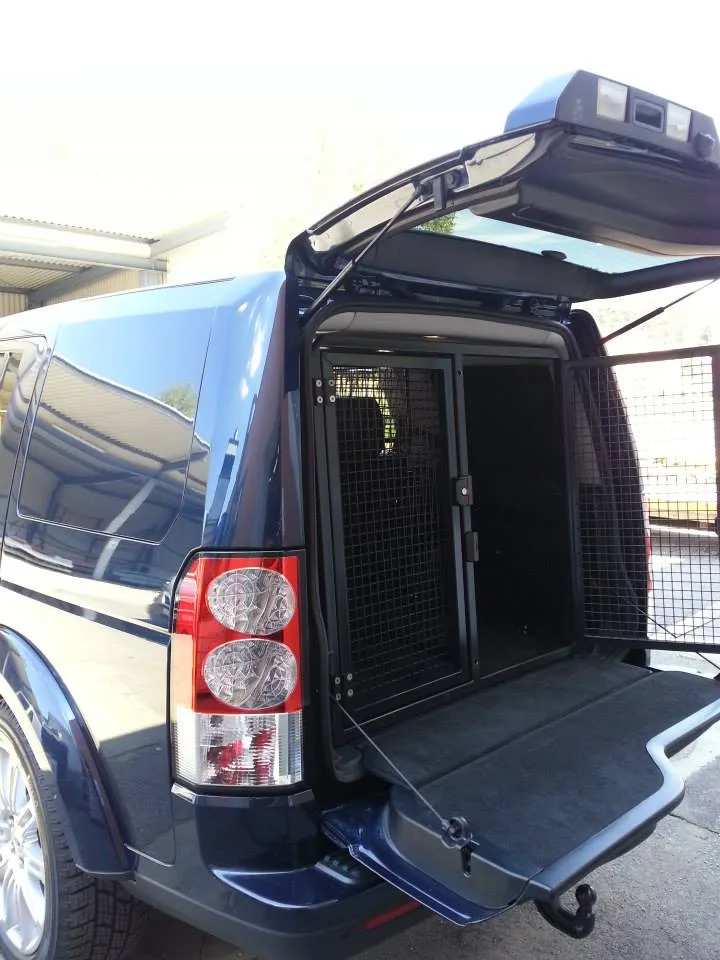 Maßgefertigte Hundebox in einem Land Rover Discovery